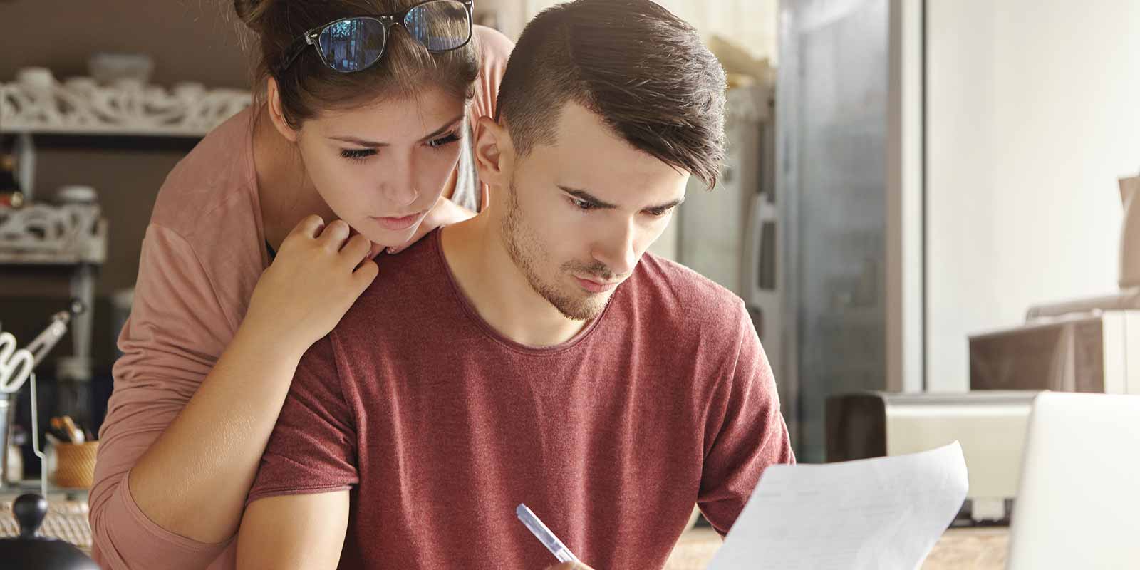 Pareja revisando documentos.