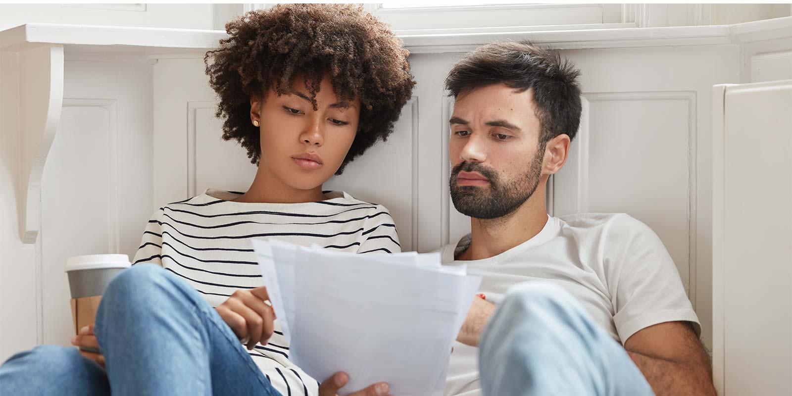 Pareja extranjera revisando documentación para poder comprar vivienda en España.