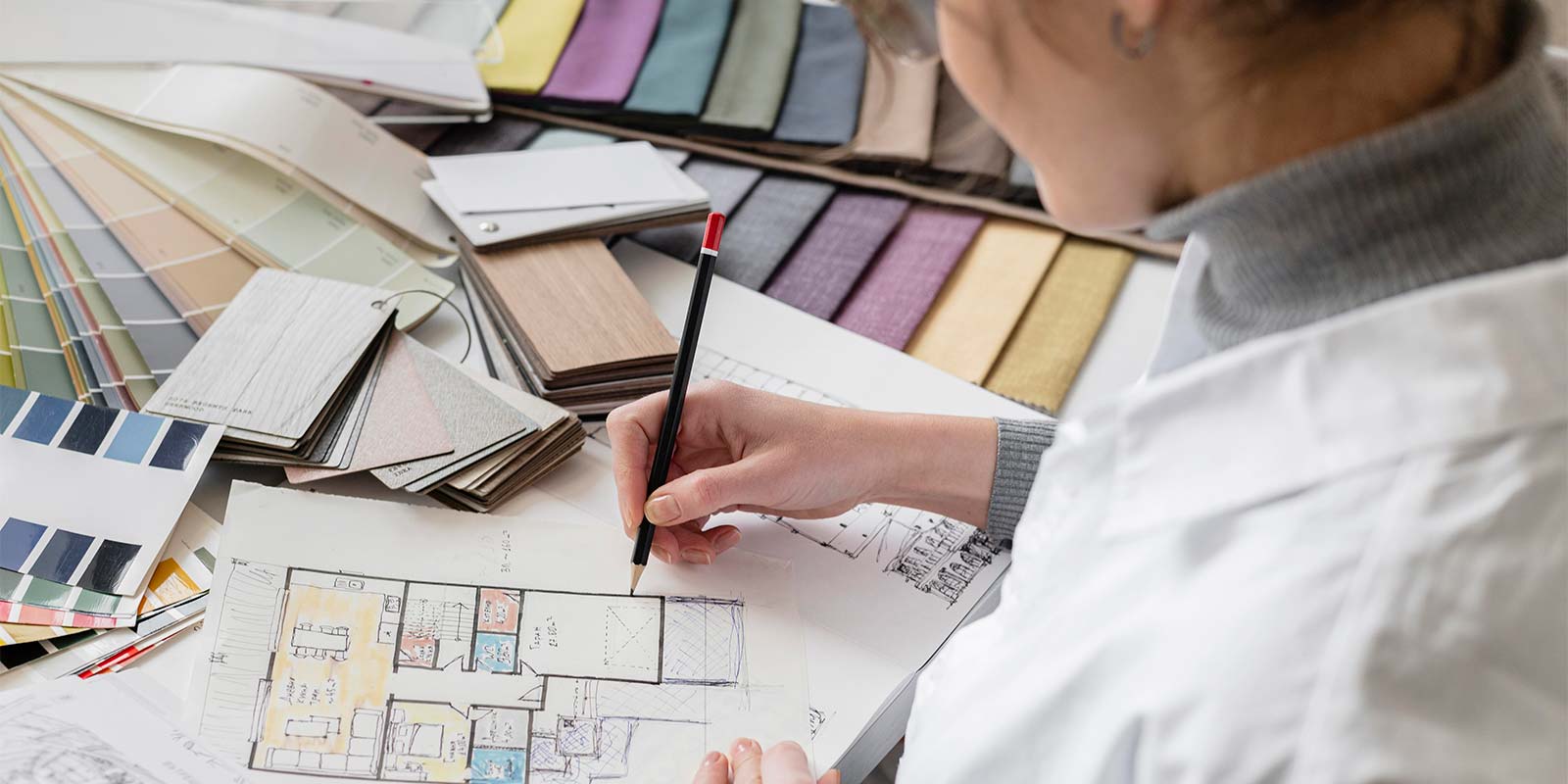 Decoradora de interiores diseñando y preparando las reformas en la vivienda para poder revalorizarla.