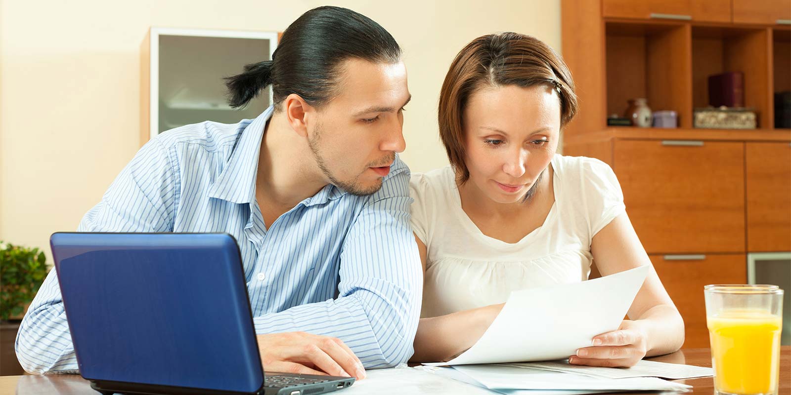 Pareja revisando documentación para el cálculo de la rentabilidad bruta en Costa del Sol.