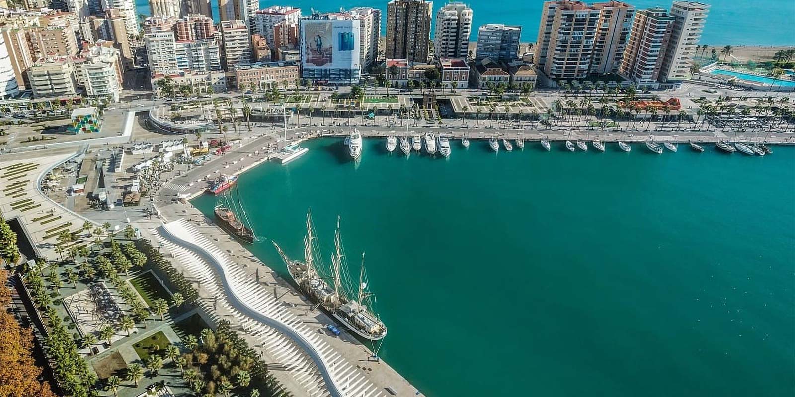 Foto desde lo alto del cielo de Málaga y su puerto como unas de las opciones para realizar una inversión inmobiliaria para vivir y/o vacacionar