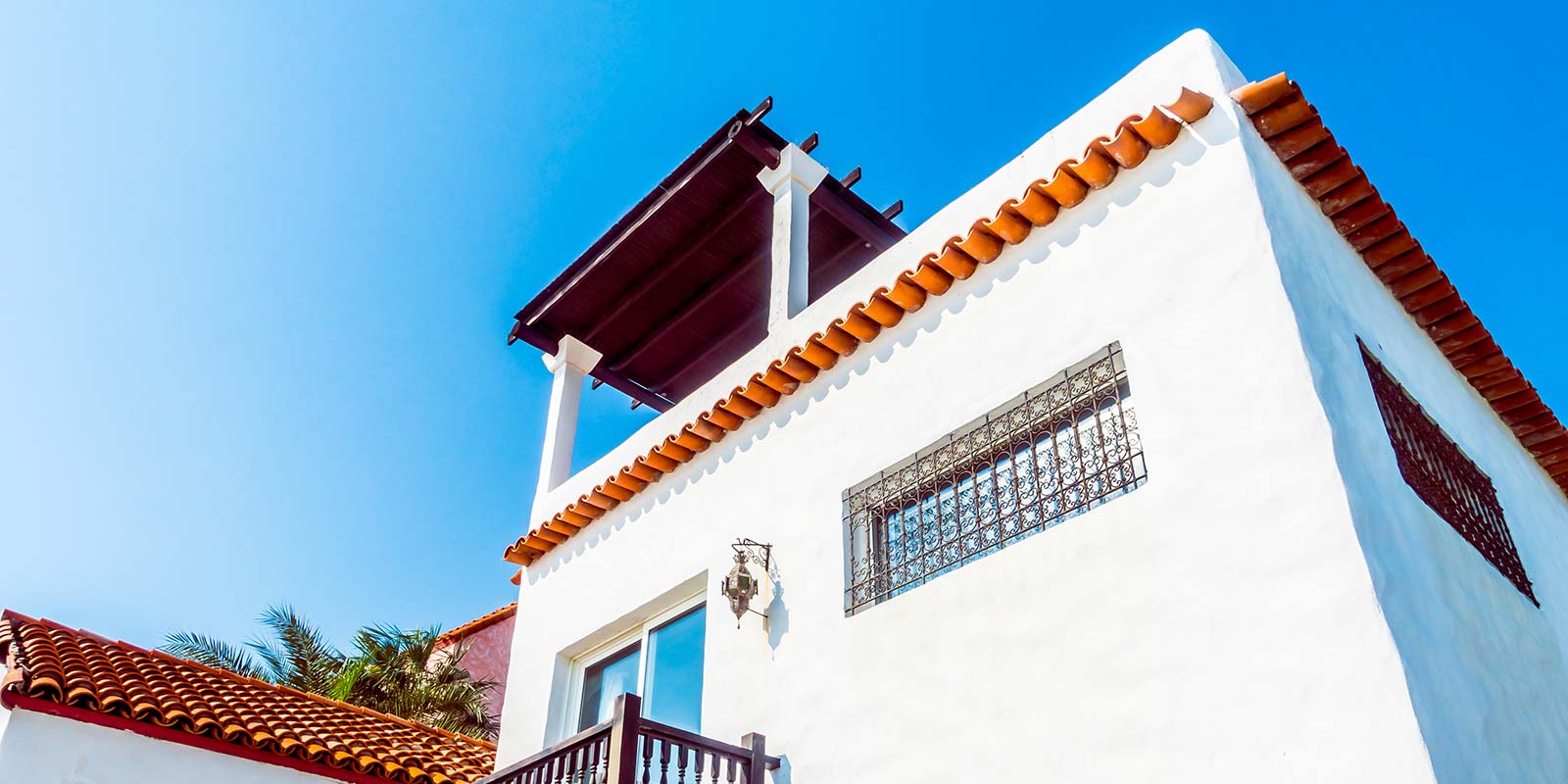 Foto contrapicada de una casa en Costa del Sol como una posibildad para realizar una inversión inmobiliaria.
