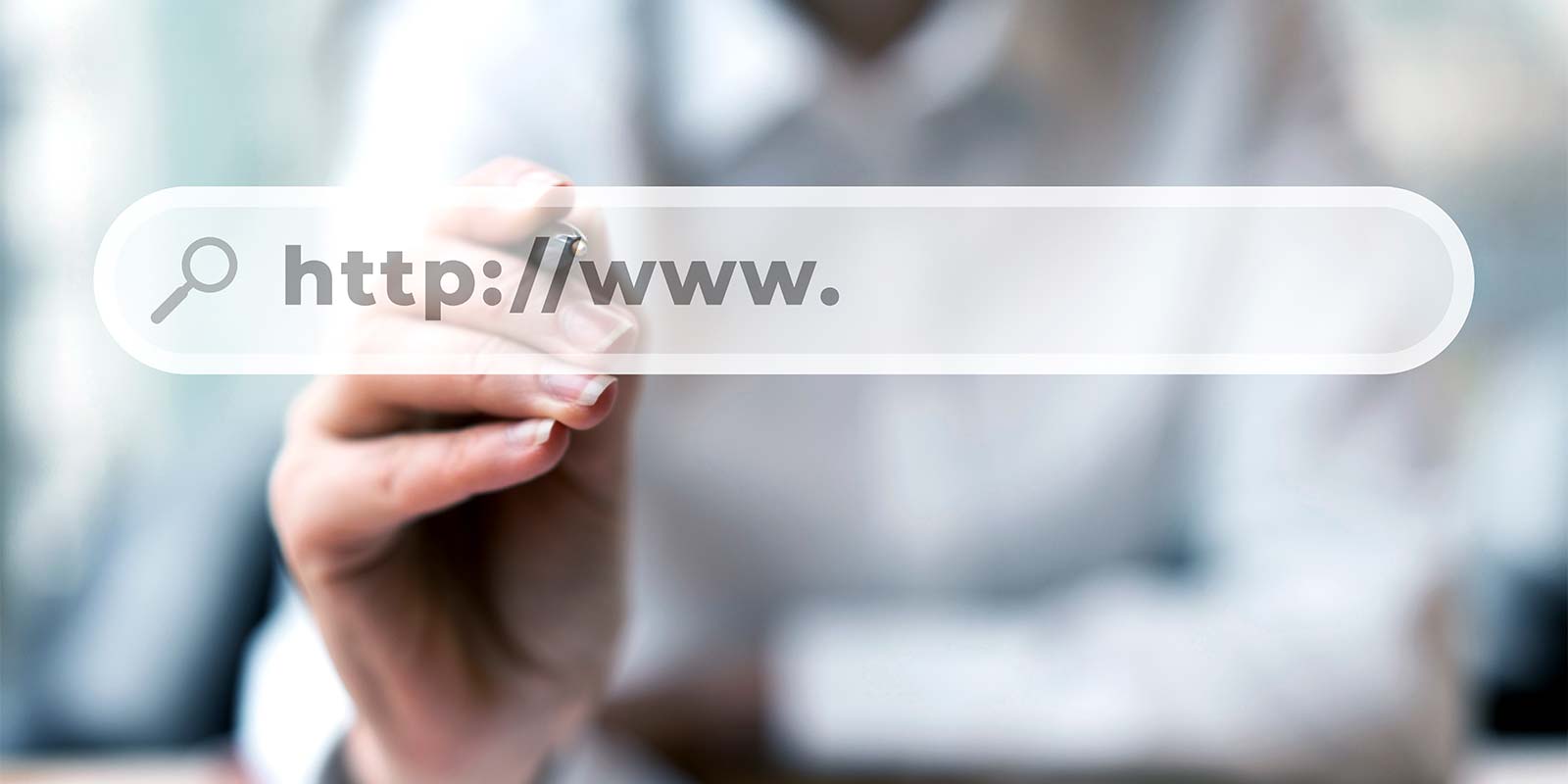 Imagen de mano de mujer con un lápiz digital en mano por tocar una barra de dirección web flotante. En referencia a la búsqueda en portales web de ofertas de inmuebles en la Costa del Sol.