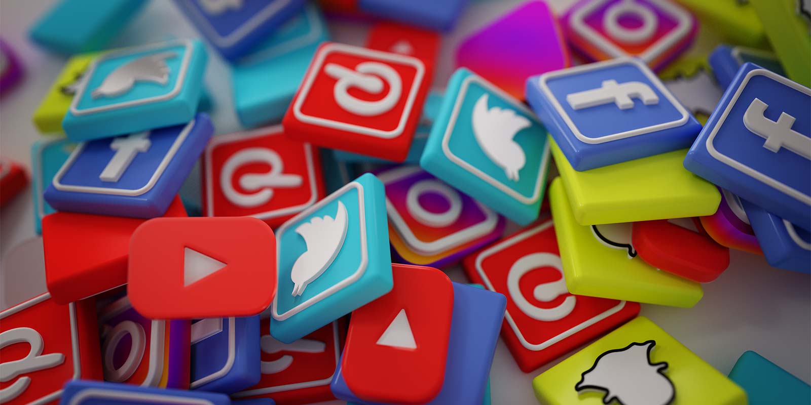 Imagen de un montículo de fichas de los logos de las redes sociales. En referencia de la presencia de las ofertas y demandas inmobiliarias de la Costa del Sol en las redes sociales