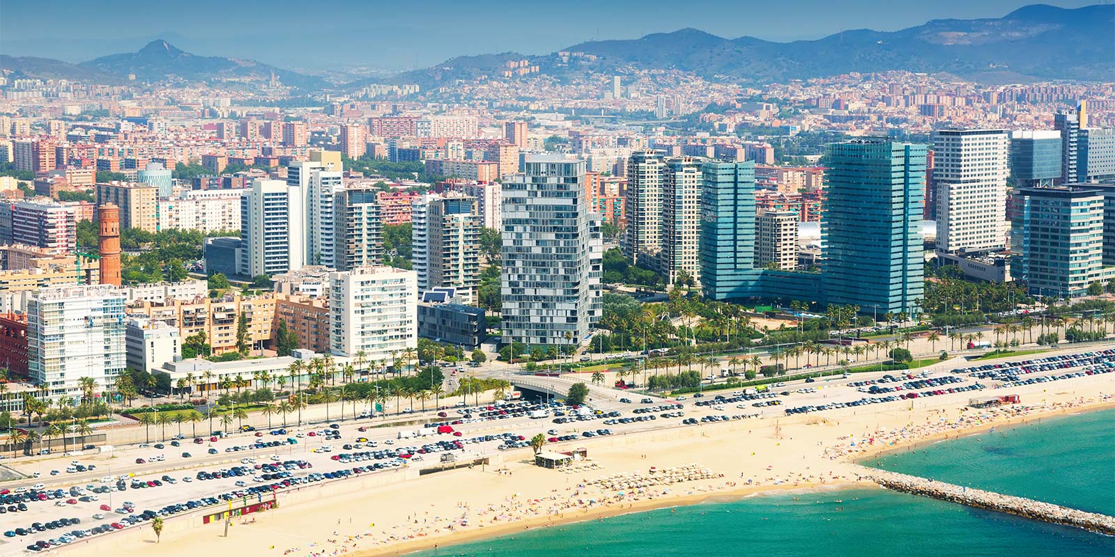 Imagen de la playa y edificios en Málaga, Andalucía. En referencia a las zonas para invertir en un inmueble en la Costa del Sol.
